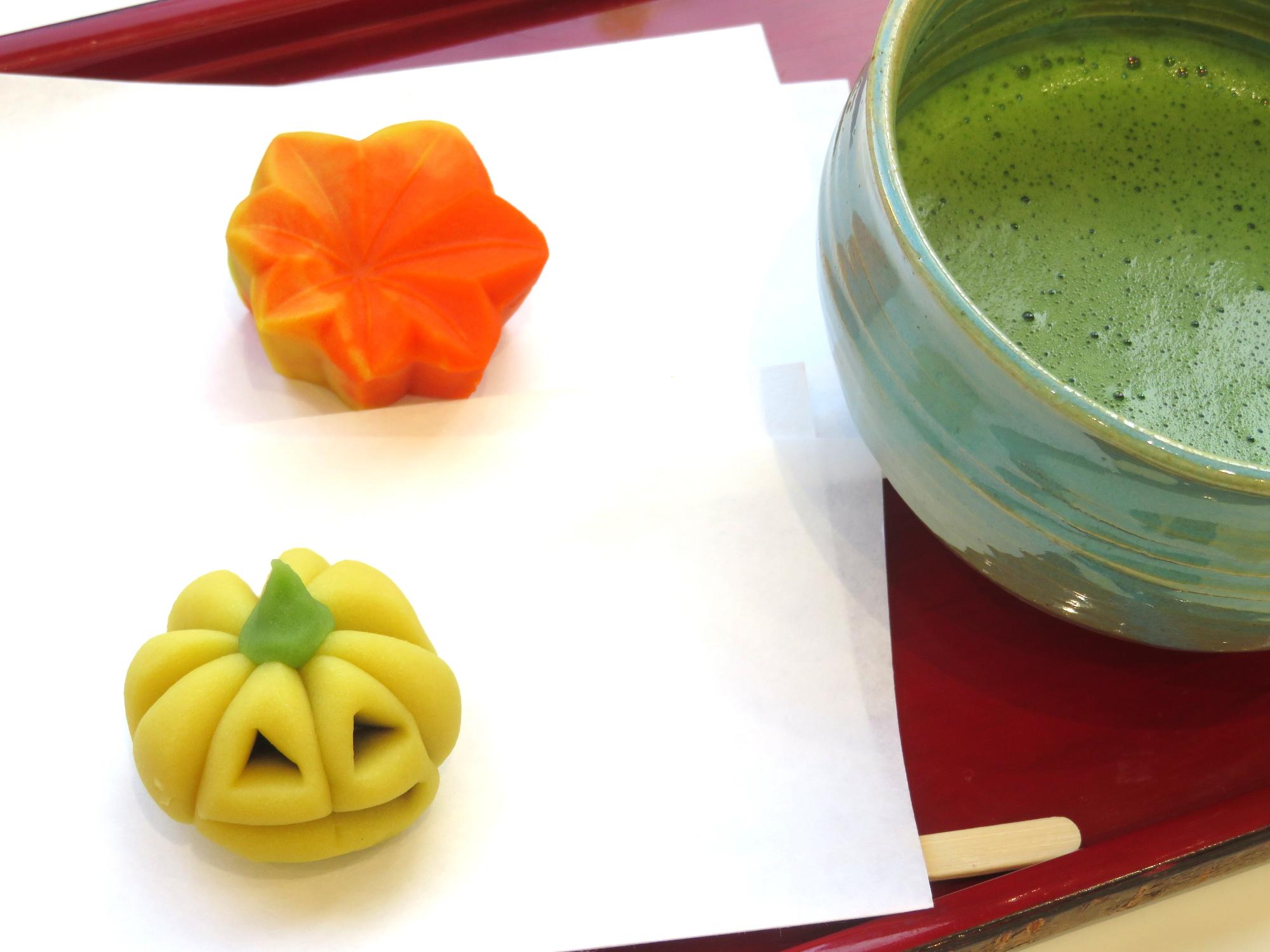 秋らしい紅葉やハロウィンかぼちゃの上生菓子とお抹茶